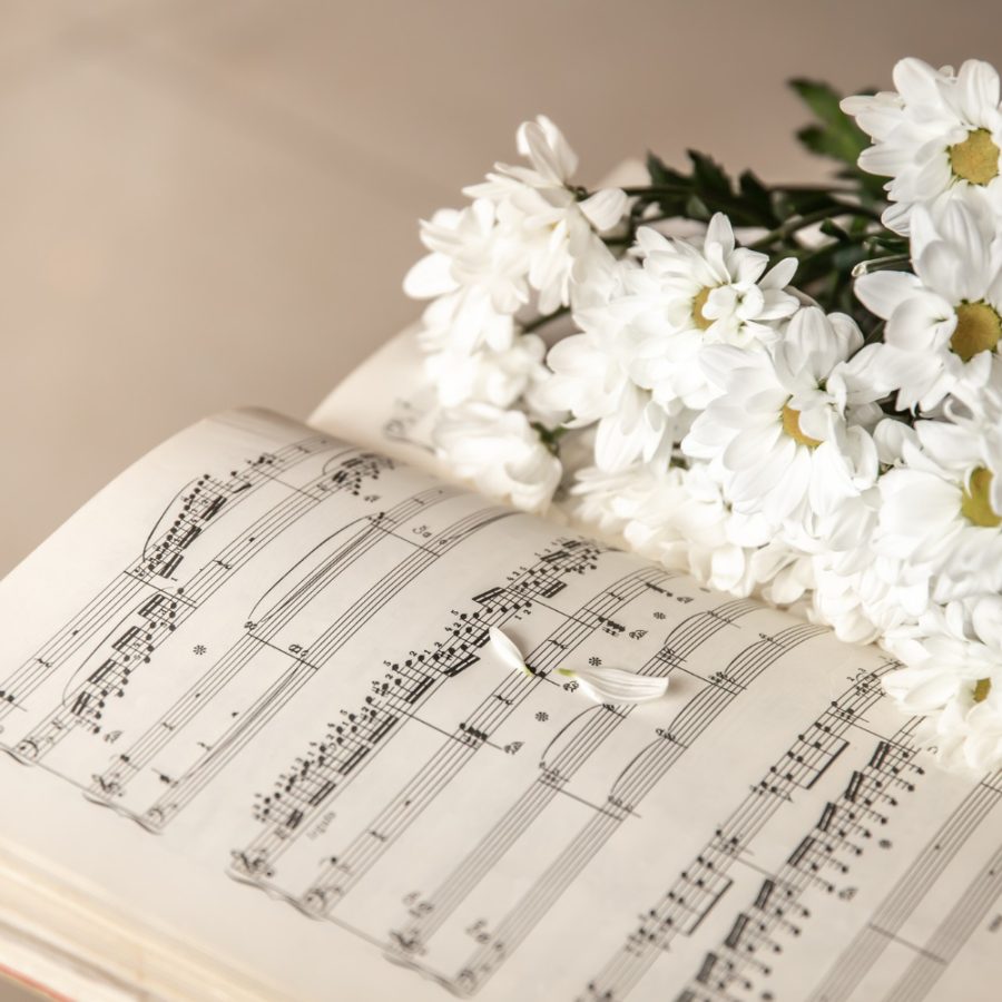 closeup-musical-notes-bouquet-flowers
